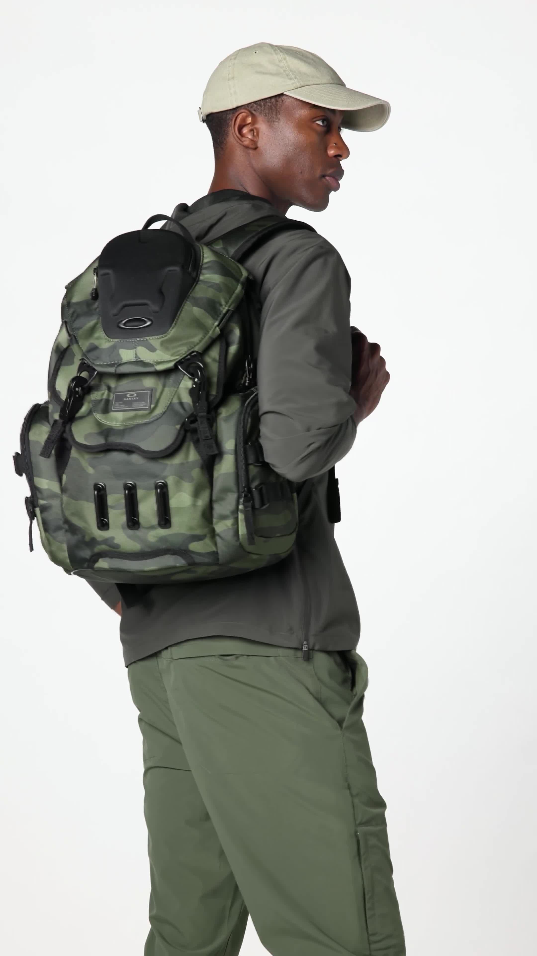 Amazon.com: Oakley Men's Bathroom Sink Backpack, CORE CAMO, One